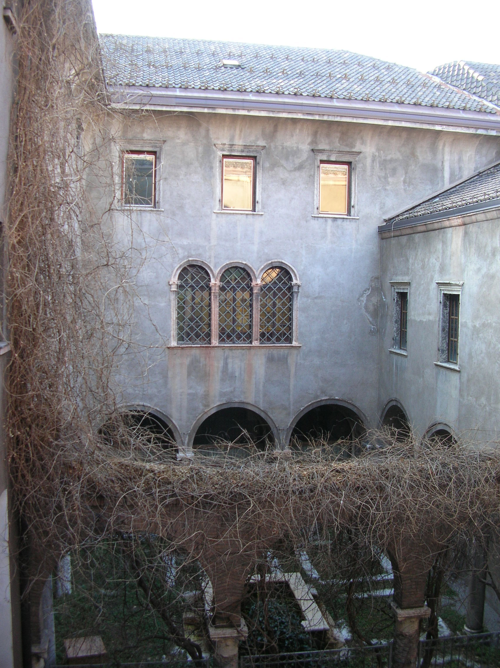 Cortile inteno del palazzo di Mazzoni al giorno d'oggi, preda del degrado e dell'abbandono
